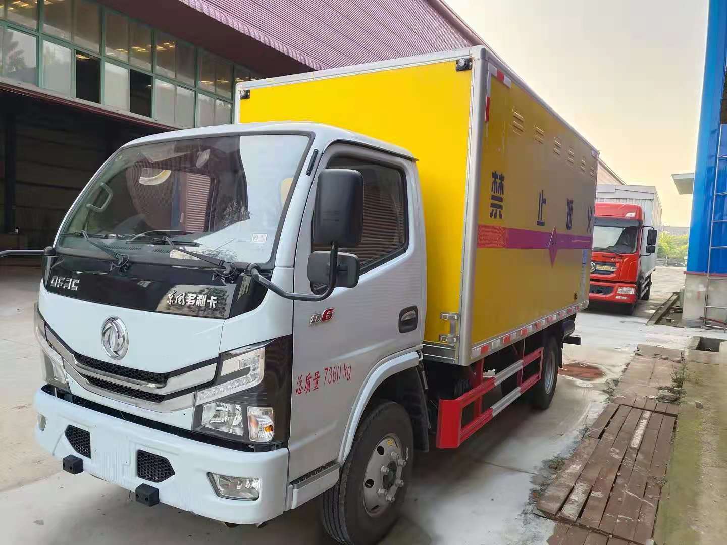 东风3至4吨民用爆破器材运输车